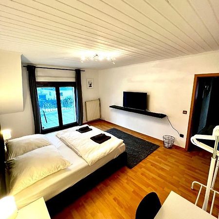 Praktisches Zimmer Im Grossen Haus Mit Garten Düsseldorf Exterior foto