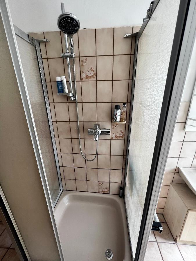 Praktisches Zimmer Im Grossen Haus Mit Garten Düsseldorf Exterior foto