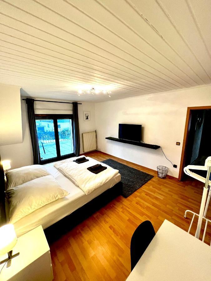 Praktisches Zimmer Im Grossen Haus Mit Garten Düsseldorf Exterior foto