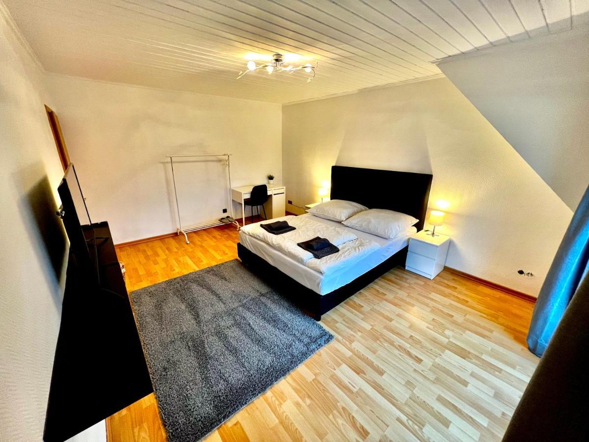 Praktisches Zimmer Im Grossen Haus Mit Garten Düsseldorf Exterior foto